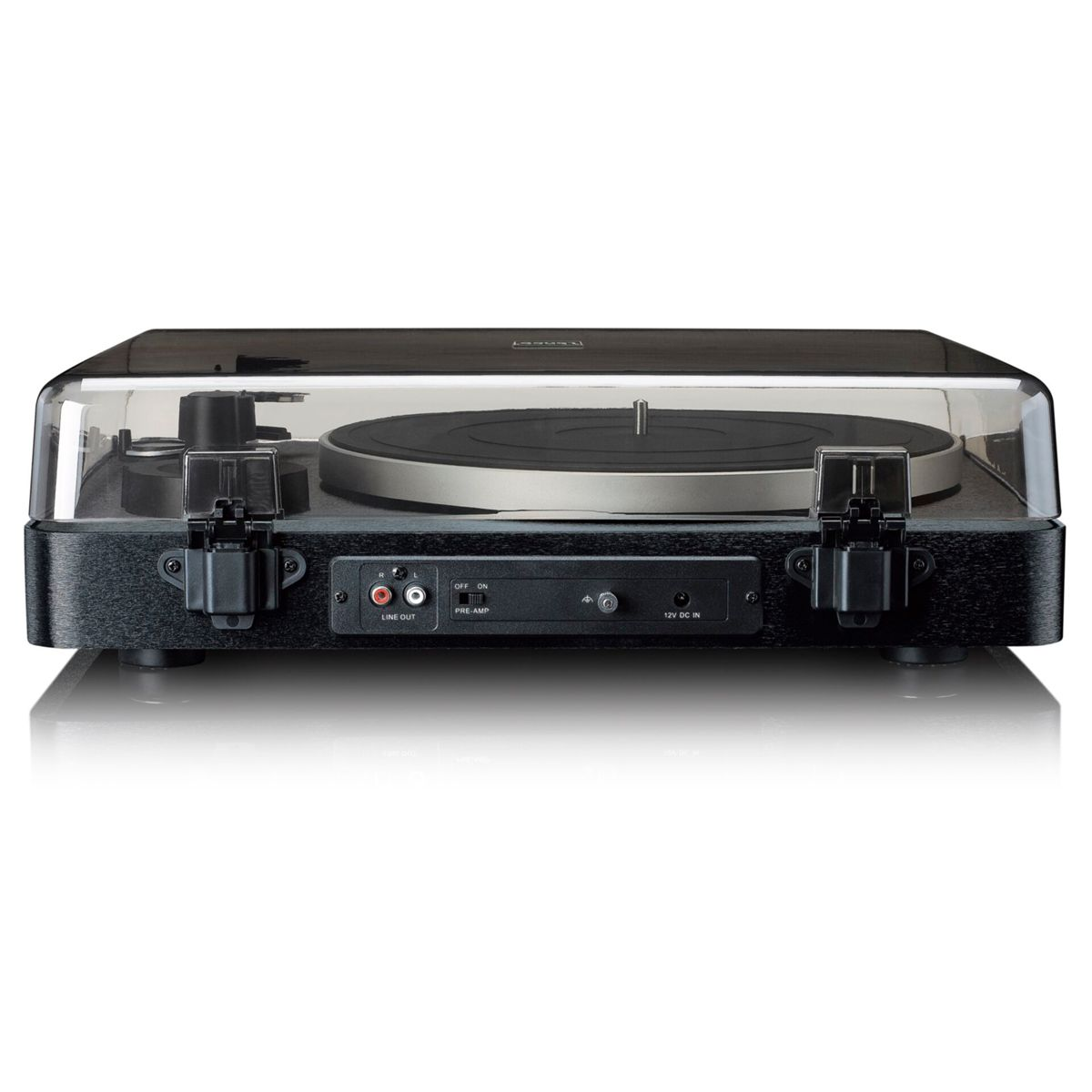 Czarny gramofon z przezroczystą pokrywą, przednimi portami i srebrnym talerzem.