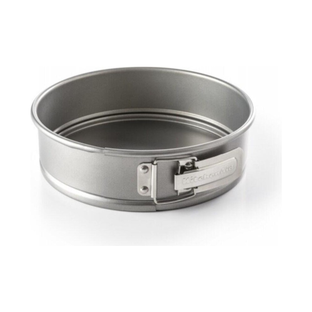 Yanda mandallı yuvarlak, gümüş renkli kelepçeli kek kalıbı. KitchenAid logosu görünür.