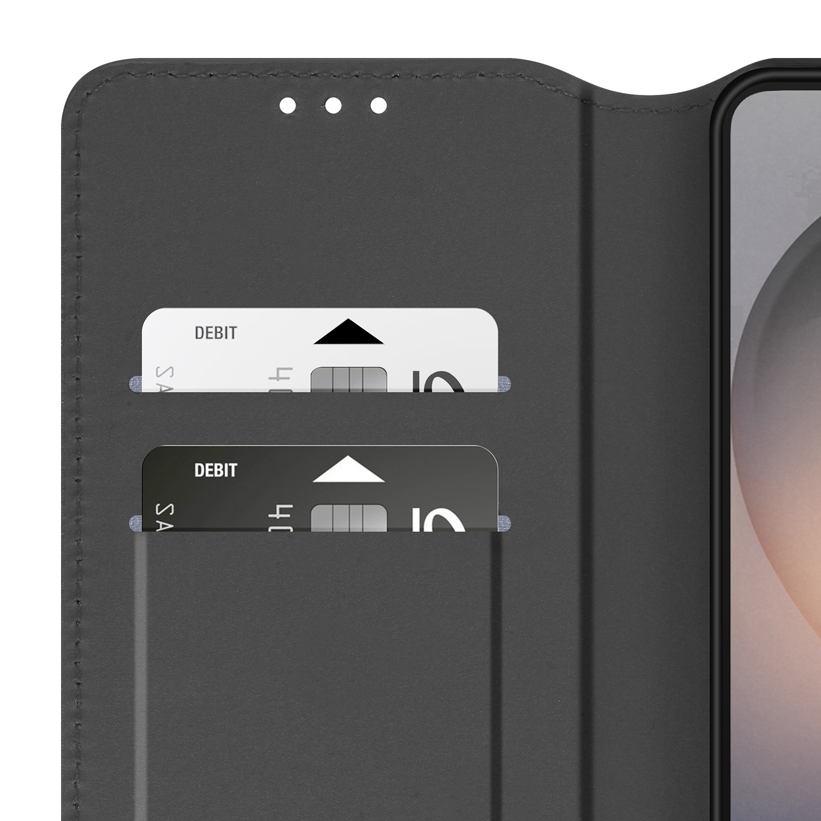 Una custodia a libro nera per telefono con due slot per carte. Una carta è bianca, l'altra grigio scuro.