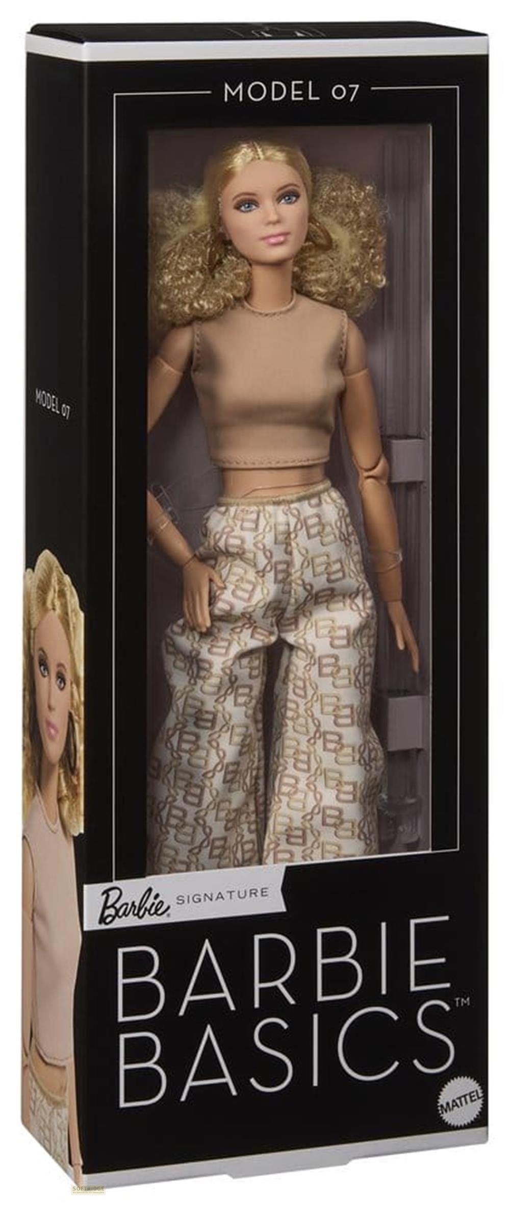 Barbie Basics Model 07 Puppe im Karton, trägt beige Crop-Top und gemusterte Hose.