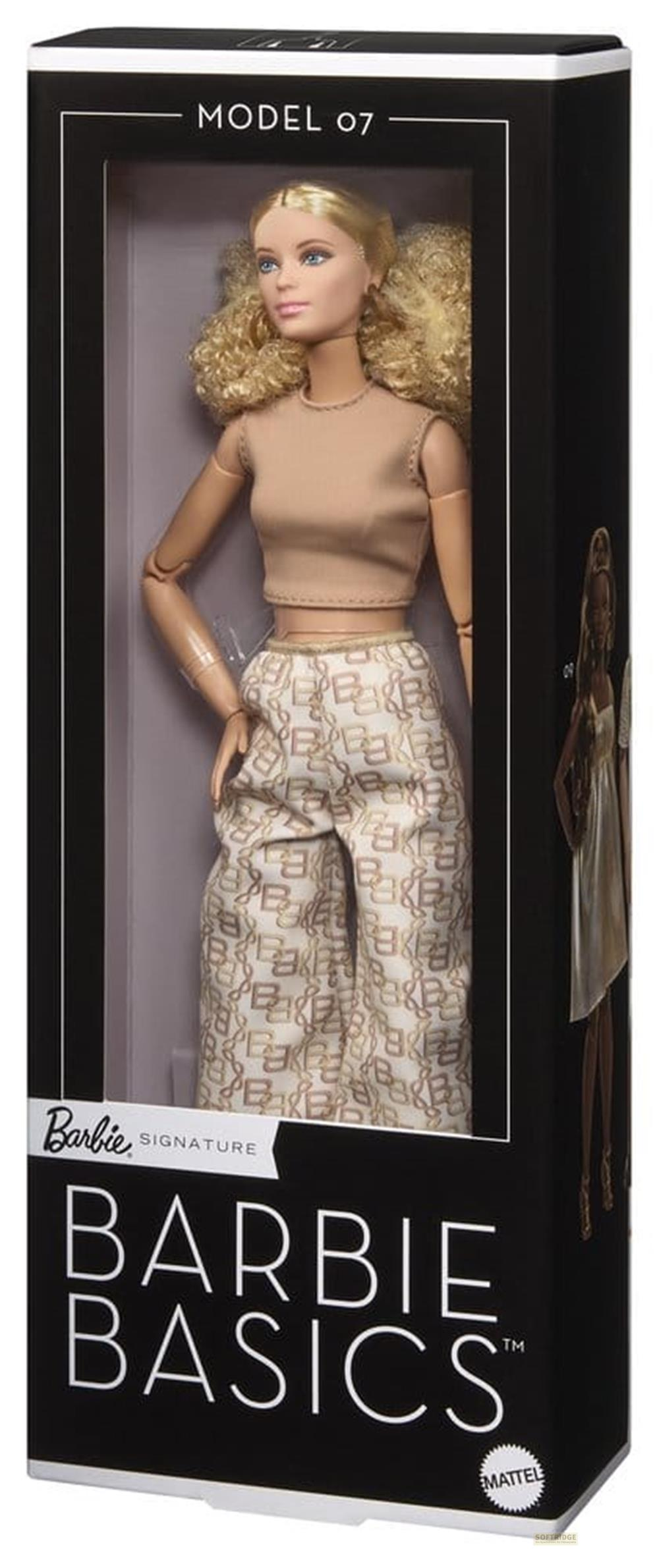 Barbie Model 07 in beige Crop-Top und Hose mit Muster in einer schwarzen Box.