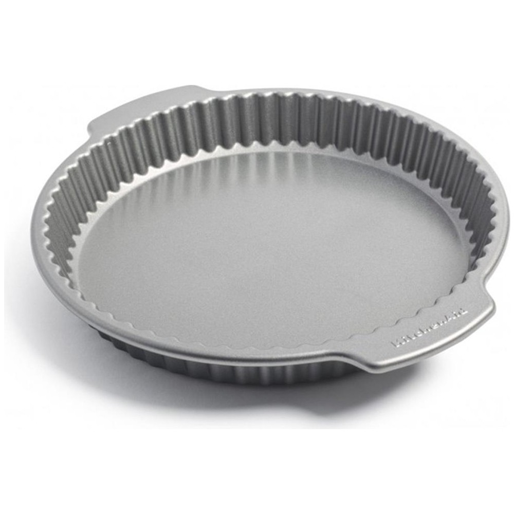 Kulplu, yuvarlak, yivli metal tart kalıbı, beyaz zeminde.