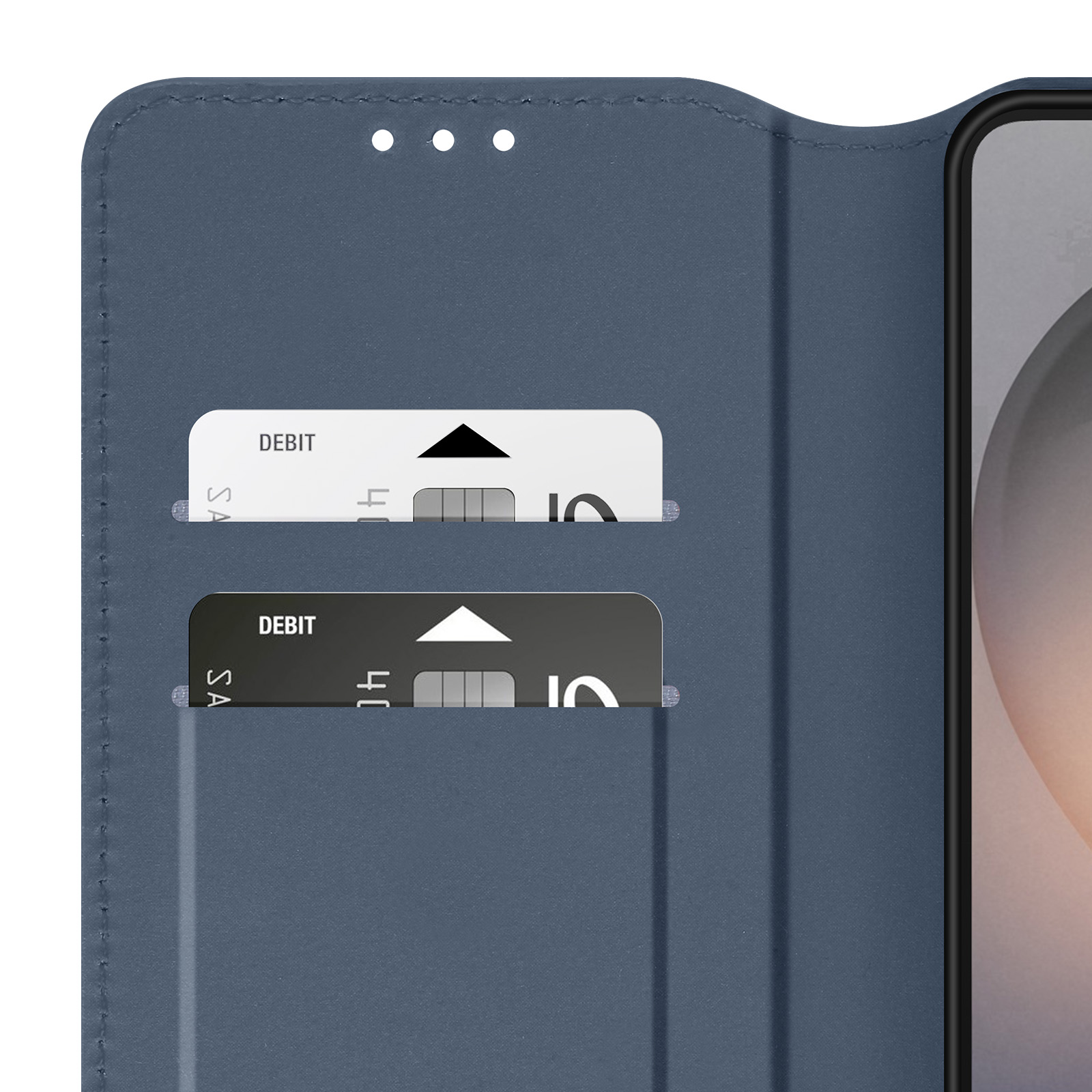 Una custodia per telefono blu con due fessure che contengono carte di debito.
