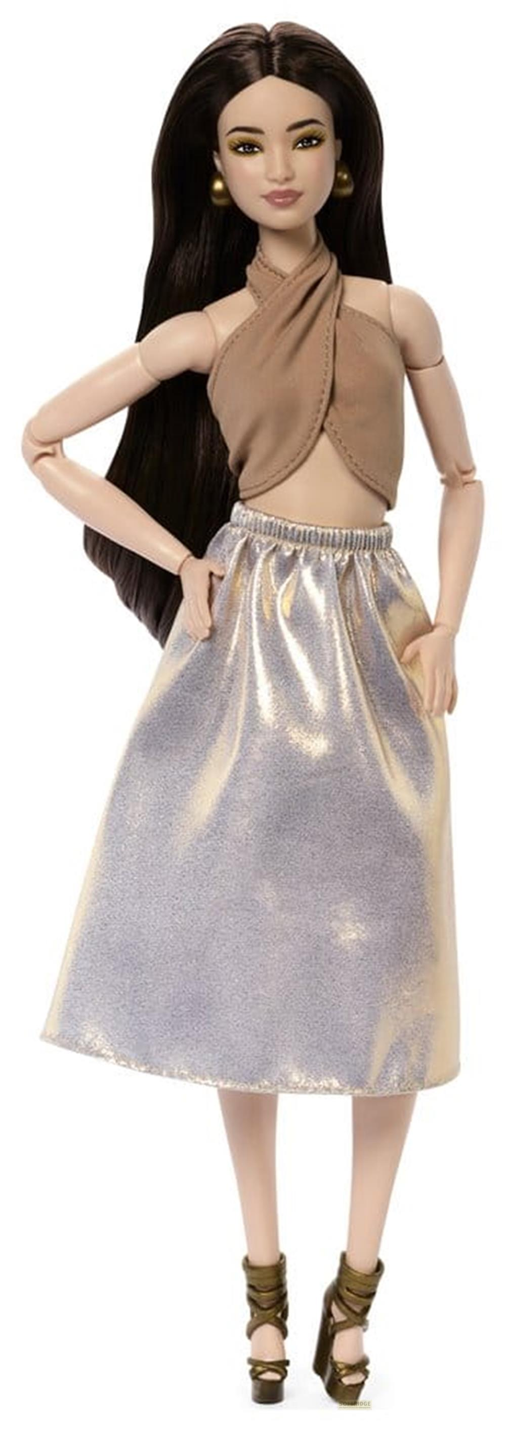 Eine Puppe mit langen dunklen Haaren, braunem Oberteil, glänzendem Rock und hohen Schuhen.