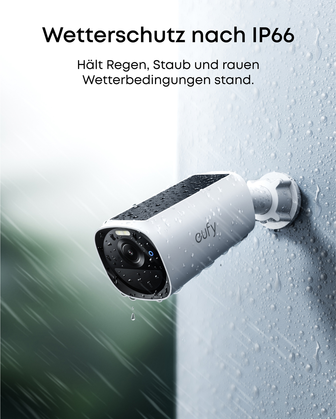 Eine weiße Eufy-Kamera mit Regentropfen an einer strukturierten Wand.