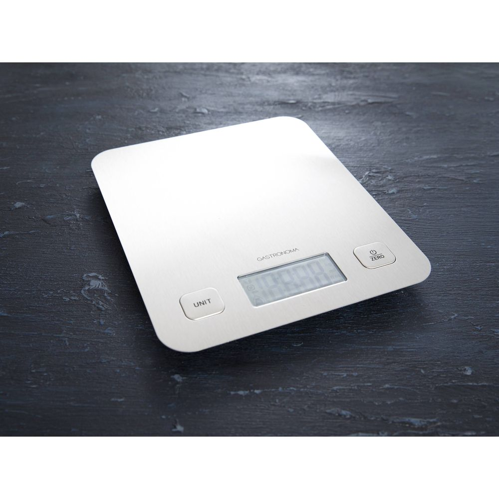 Srebrna cyfrowa waga kuchenna z wyświetlaczem LCD i przyciskami na ciemnym tle.