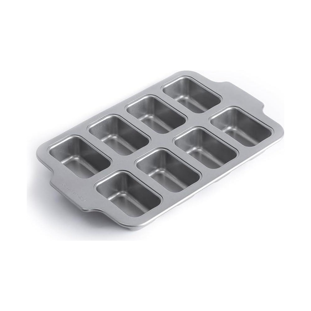 Sekiz dikdörtgen girintili gümüş mini ekmek kalıbı.
