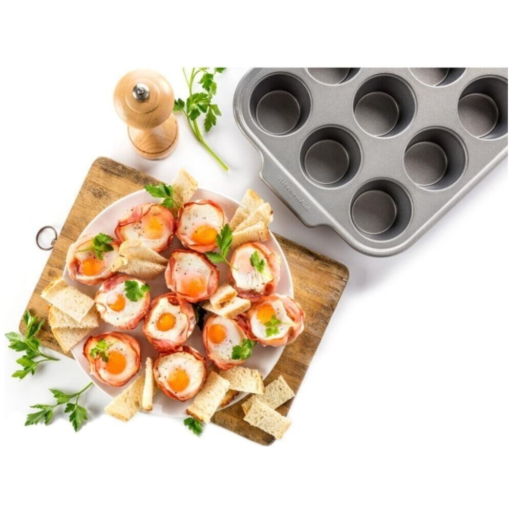 Pastırmalı yumurtalar, kızarmış ekmek ve otlarla bir tabakta servis edilir.