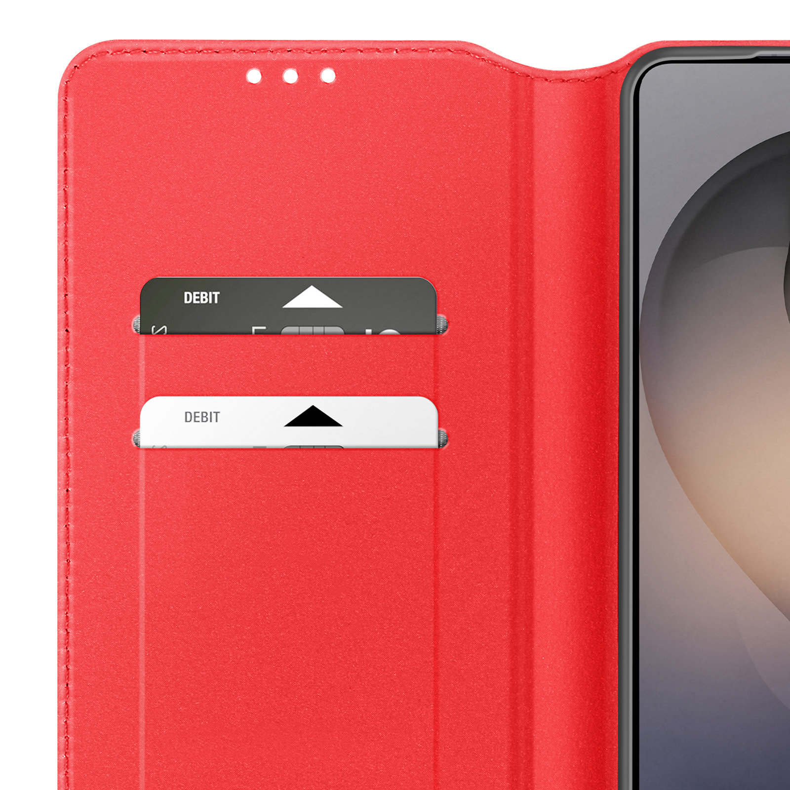 Custodia per telefono rossa con due fessure per carte, una carta visibile. Un telefono è visibile accanto.