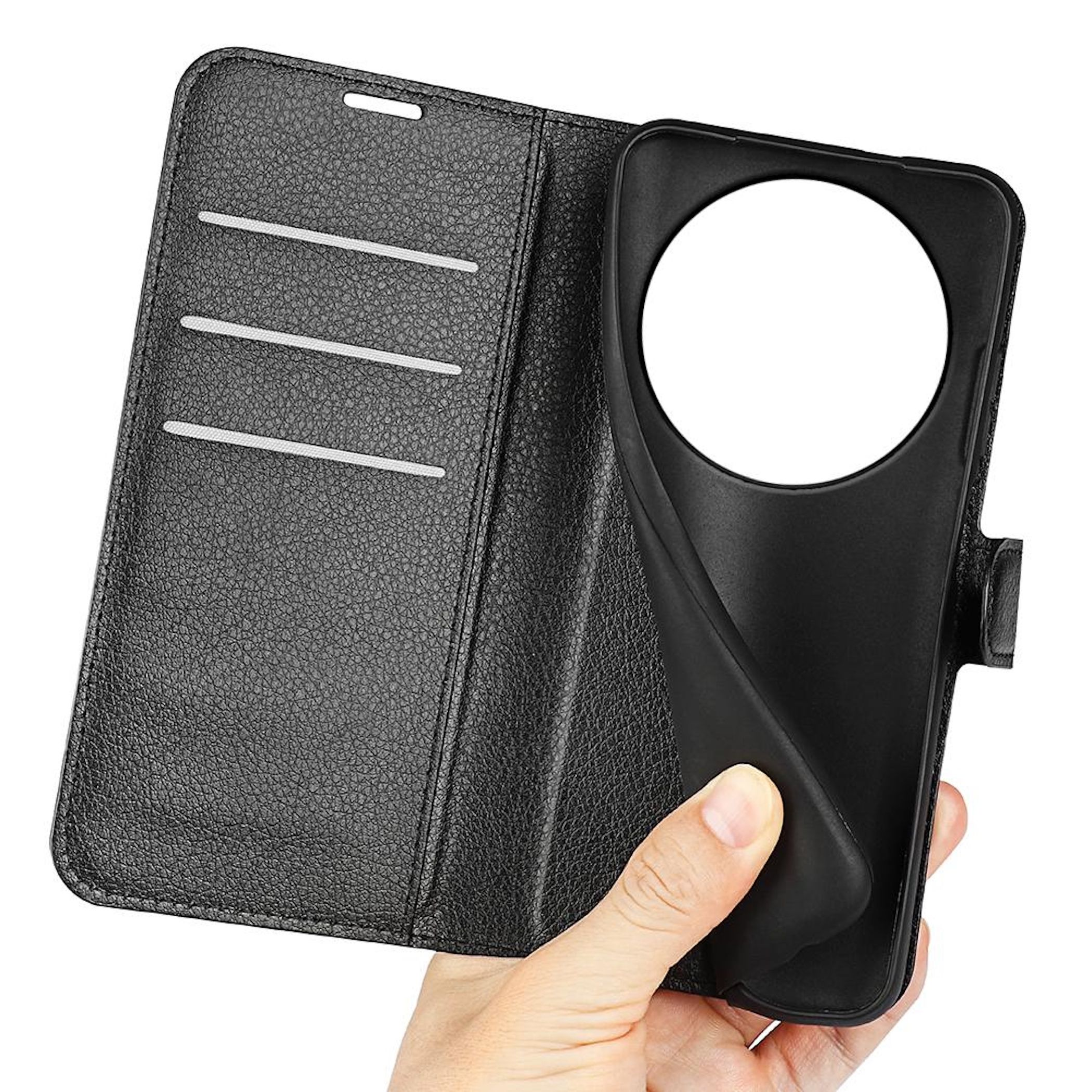 Una mano sostiene abierta una funda de teléfono de cuero negro con tarjeteros.