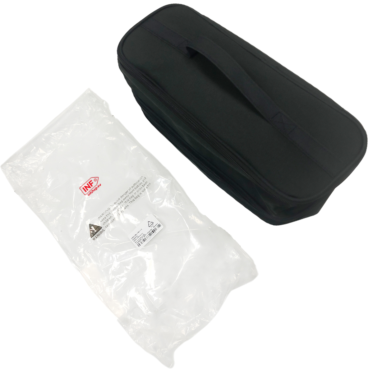 Czarna torba transportowa i przezroczysta torba foliowa leżą obok siebie na białym tle.