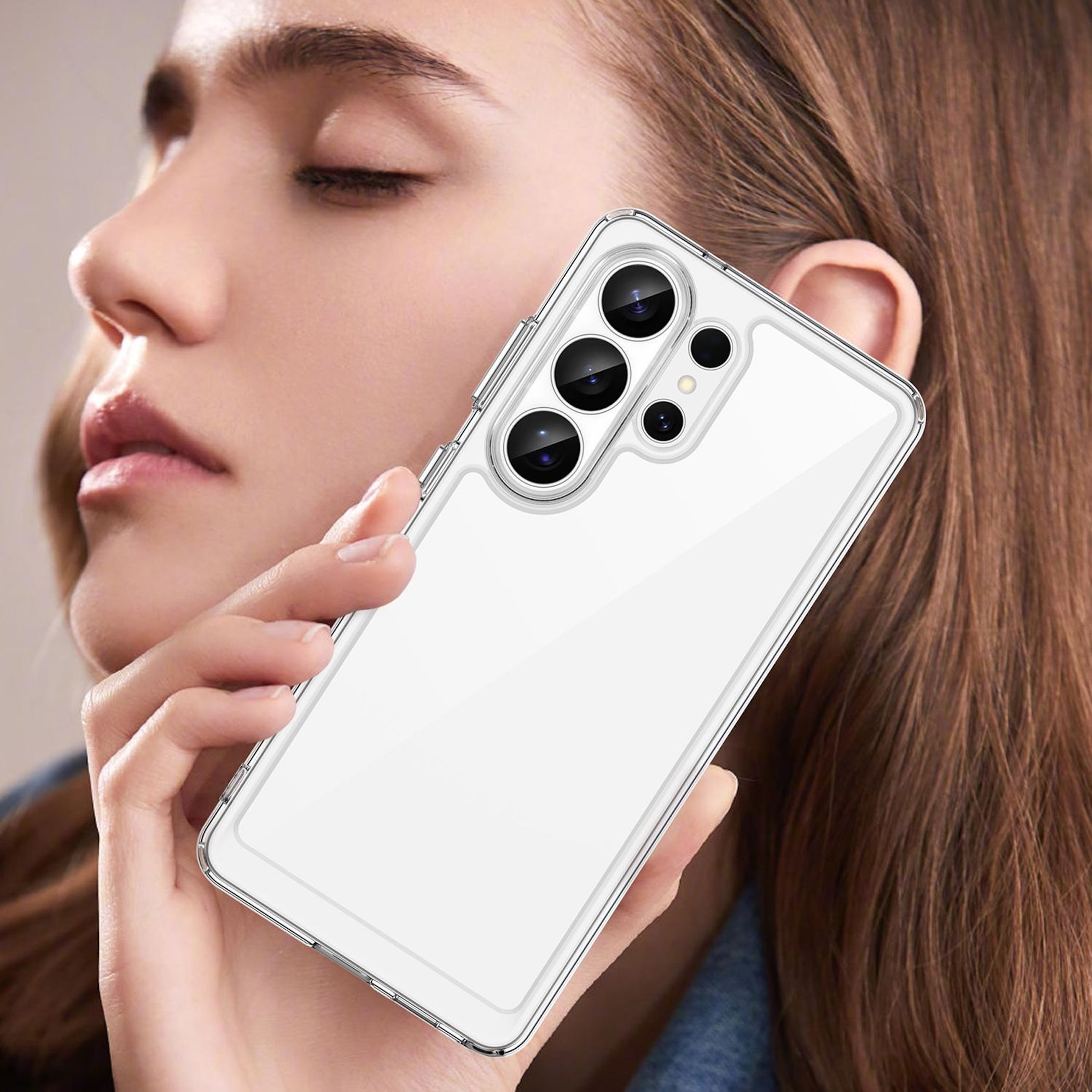 Eine Frau hält ein durchsichtiges Handy mit mehreren Kameras, Nahaufnahme.