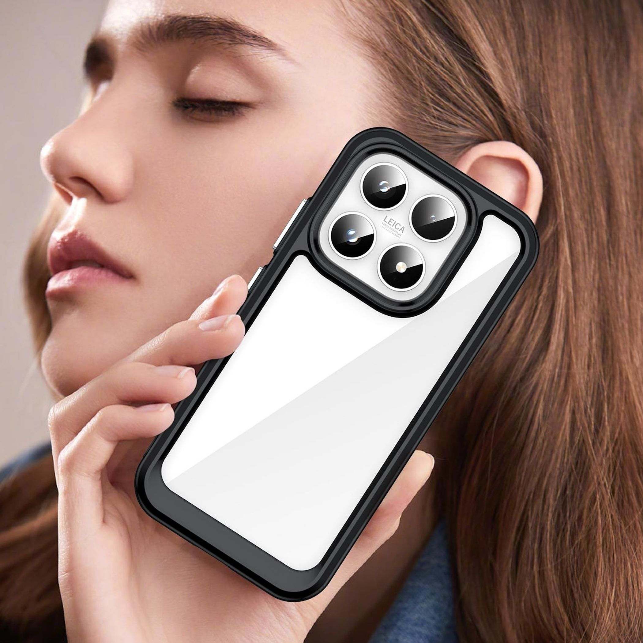 Primer plano de una mujer sosteniendo un teléfono con protector de cámara.