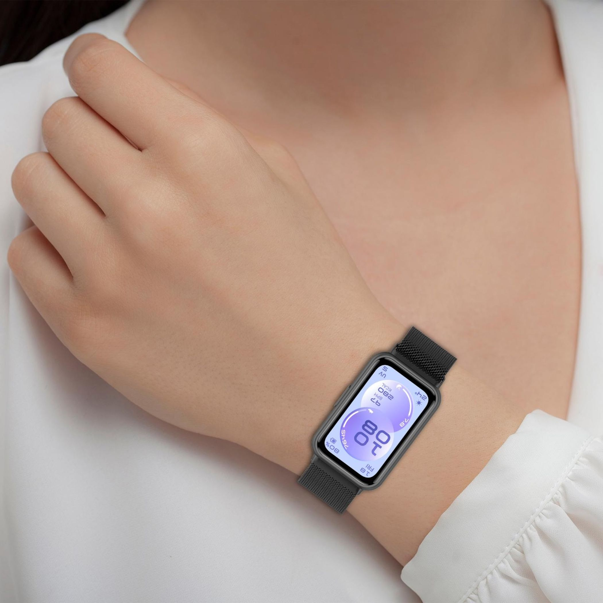 Eine Hand trägt eine Smartwatch mit schwarzem Band. Das Display zeigt 80% Akku.