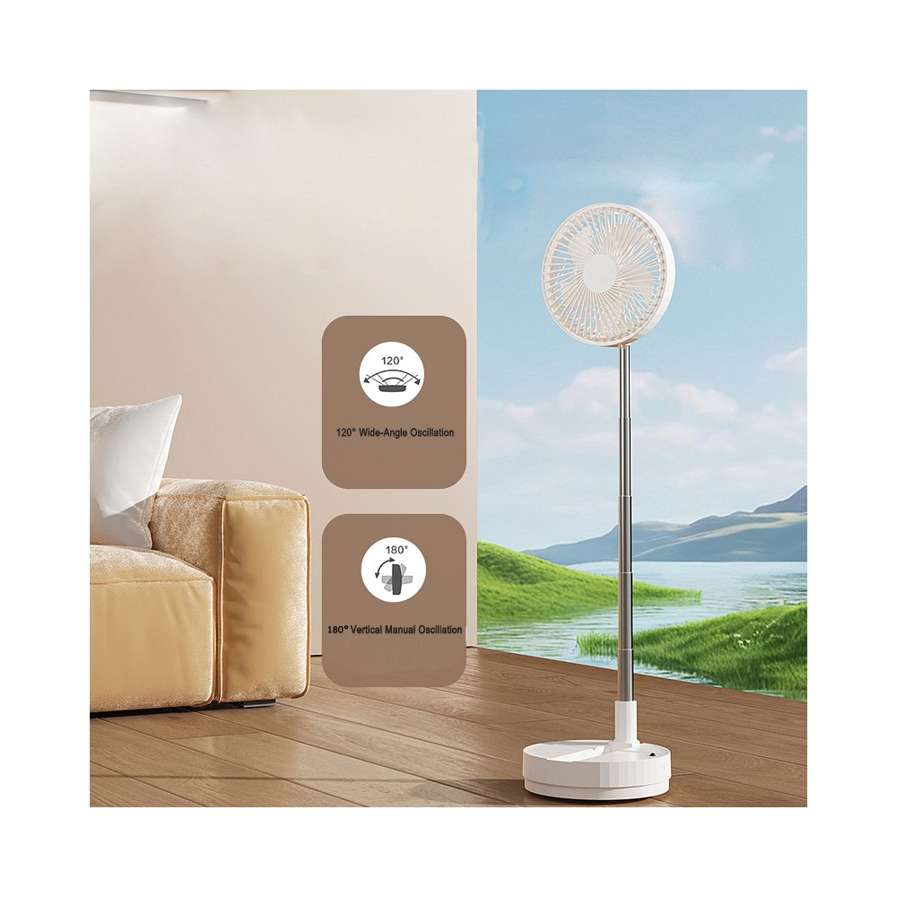 Un ventilador blanco de pie sobre un suelo de madera, con fondo de paisaje de lago y colinas.