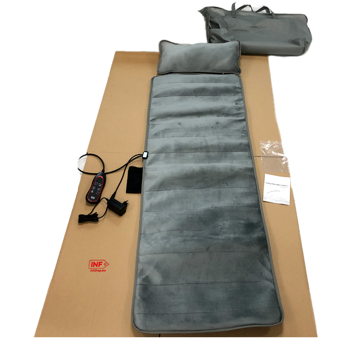 Graues Massagekissen mit Fernbedienung, Netzteil und Tasche.