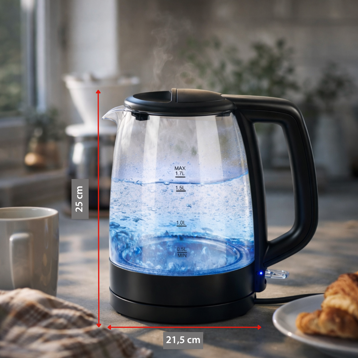 Eine Glas-Kaffeekanne mit schwarzem Griff und Deckel, gefüllt mit kochendem Wasser.