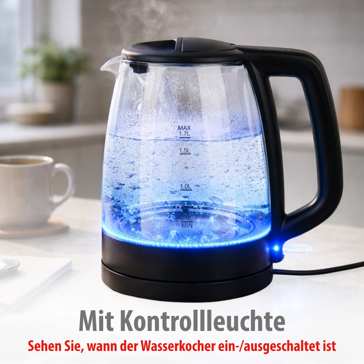 Ein Wasserkocher mit blauer Beleuchtung kocht Wasser. Eine Tasse steht daneben.