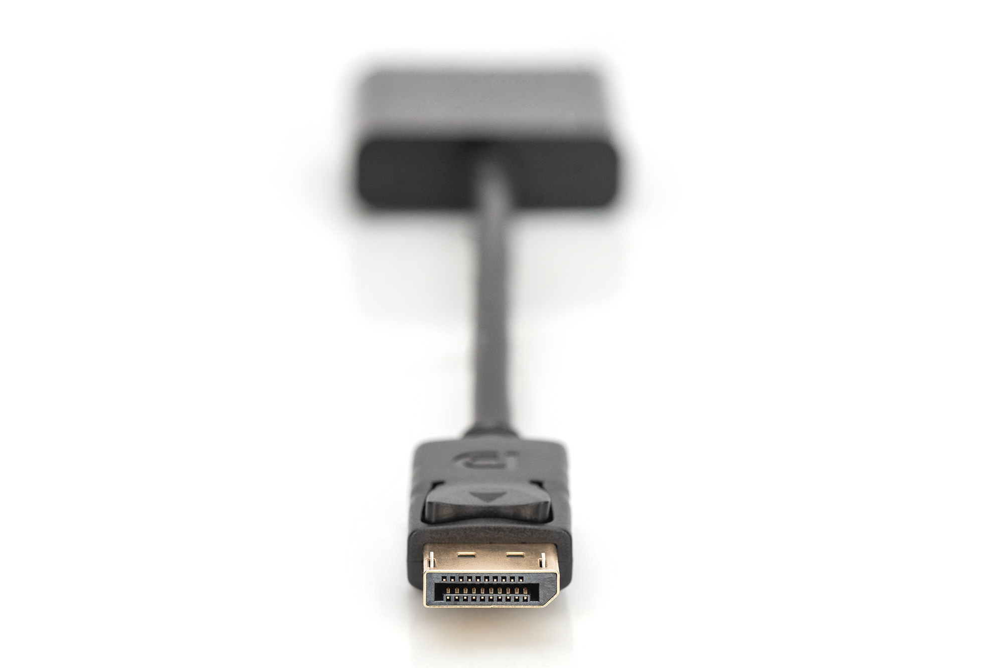 Beyaz arka plan üzerinde altın konektörlü siyah DisplayPort adaptörü.