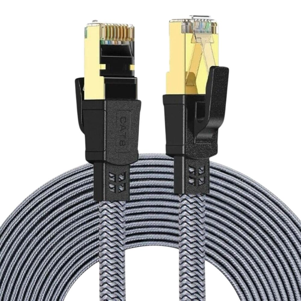 Altın konektörlü ve siyah muhafazalı iki CAT8 Ethernet kablosu.