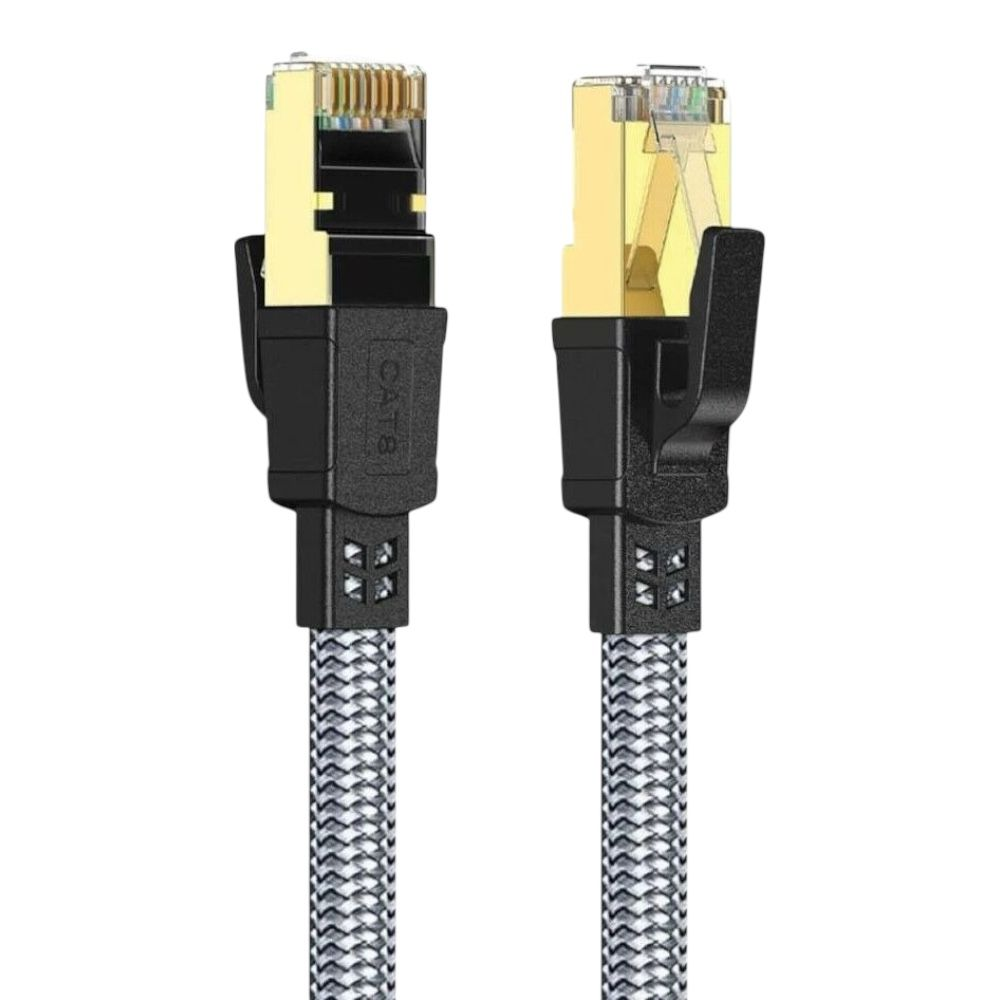 Altın konektörlü ve siyah-beyaz örgülü kablolu iki CAT8 Ethernet kablosu.