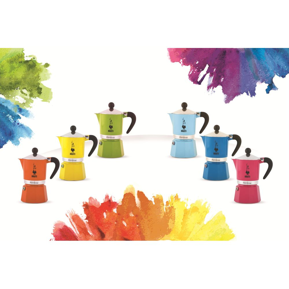 Sechs bunte Espressokocher stehen nebeneinander vor einem weißen Hintergrund.