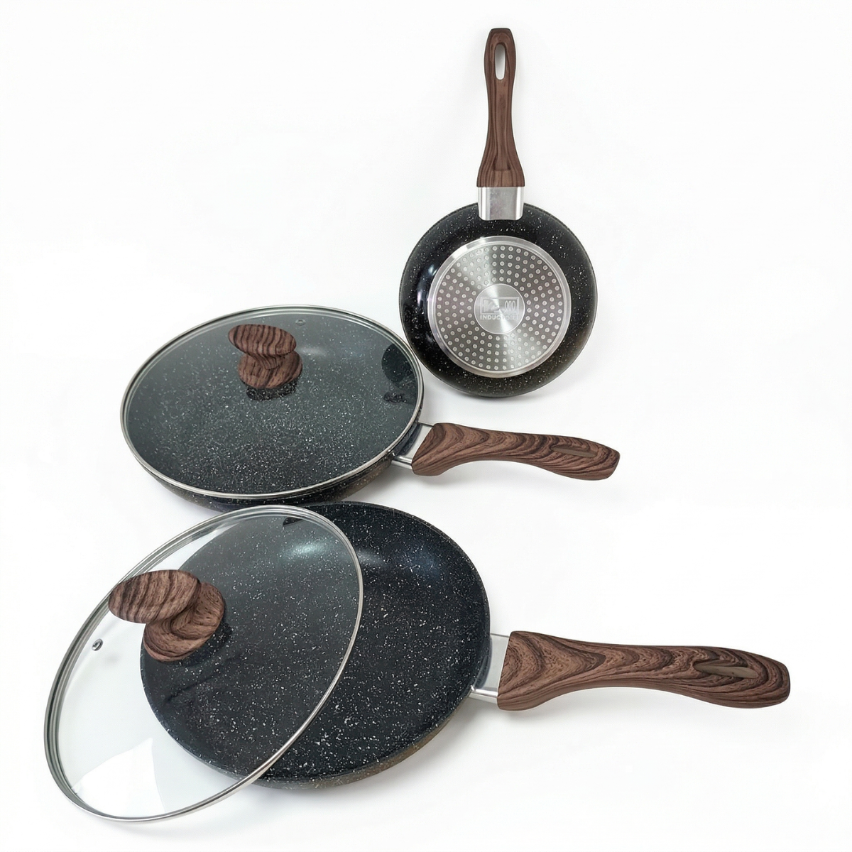 Tres sartenes negras con mangos de madera y tapas de vidrio sobre fondo blanco.