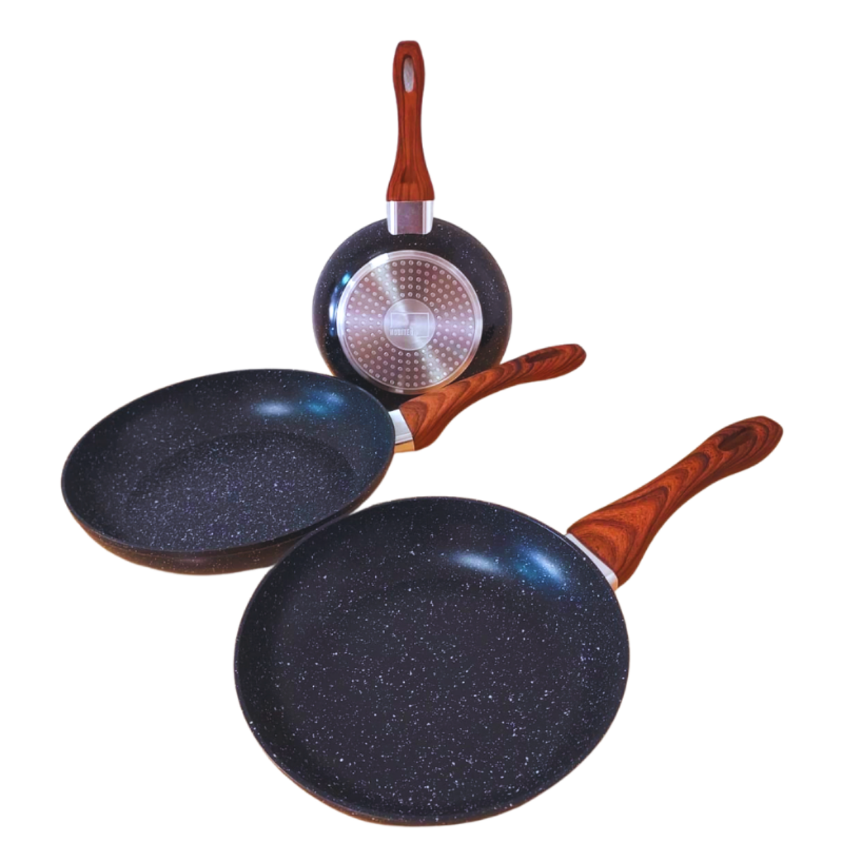 Dos sartenes negras con mangos de madera, fondo blanco.