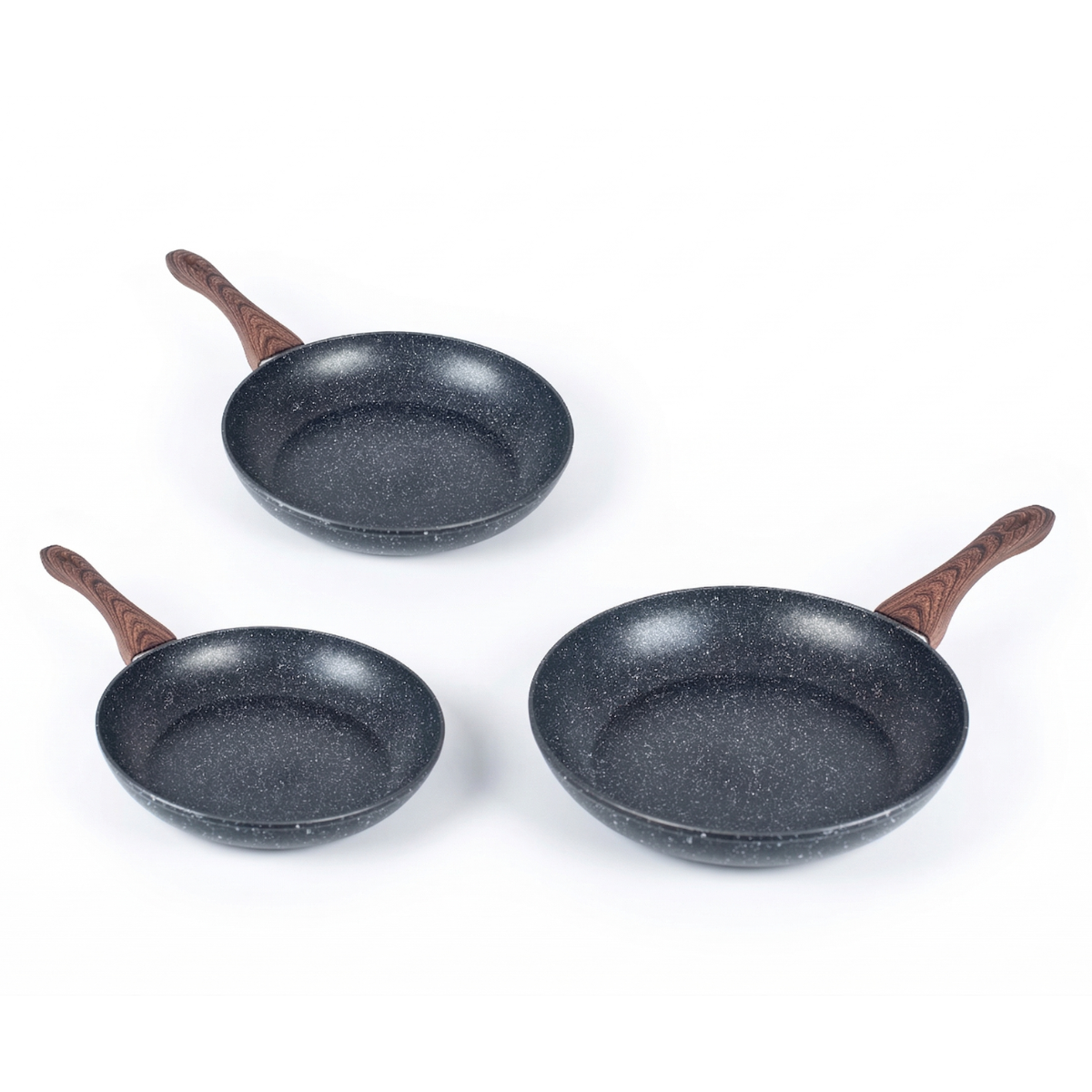 Tres sartenes con mangos de madera sobre fondo blanco.
