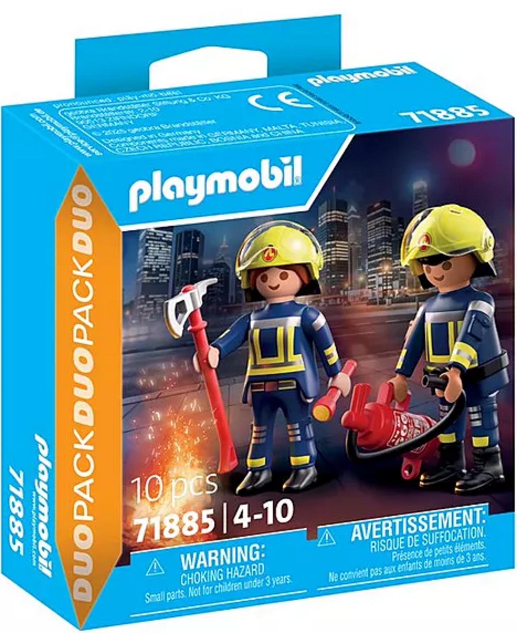 Playmobil-Feuerwehrleute mit Axt und Feuerlöscher vor Stadtsilhouette.