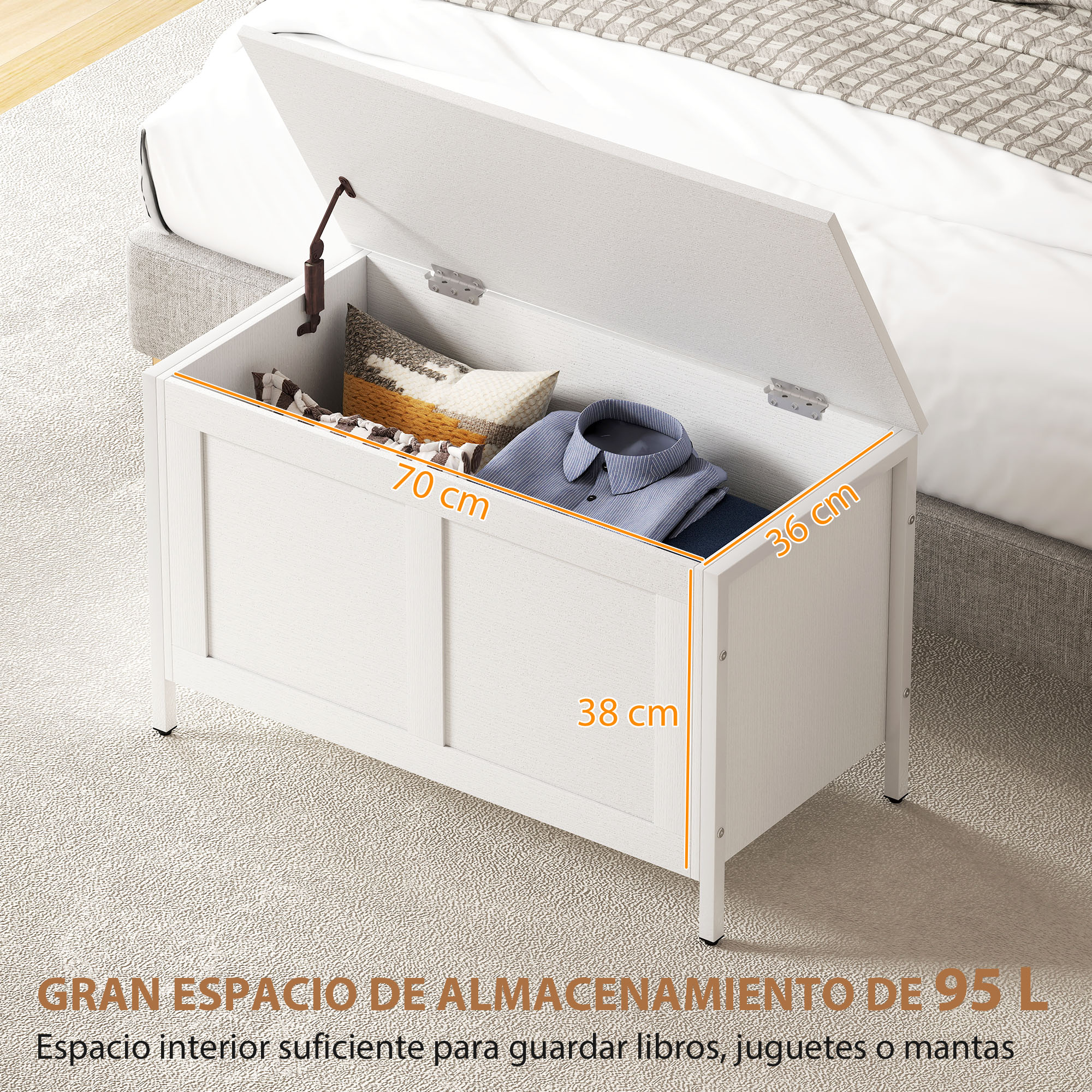 Un banco de almacenamiento blanco con tapa abierta, lleno de cojines y ropa.