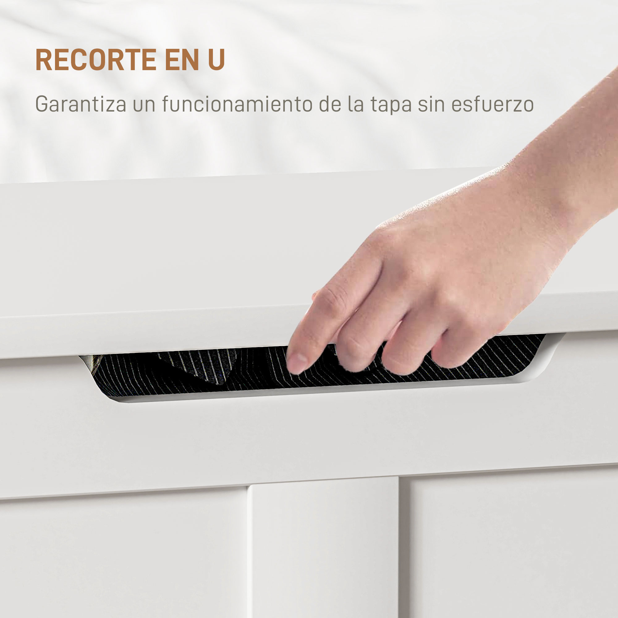 Una mano se mete en una ranura en una superficie blanca, forrada de tela negra.