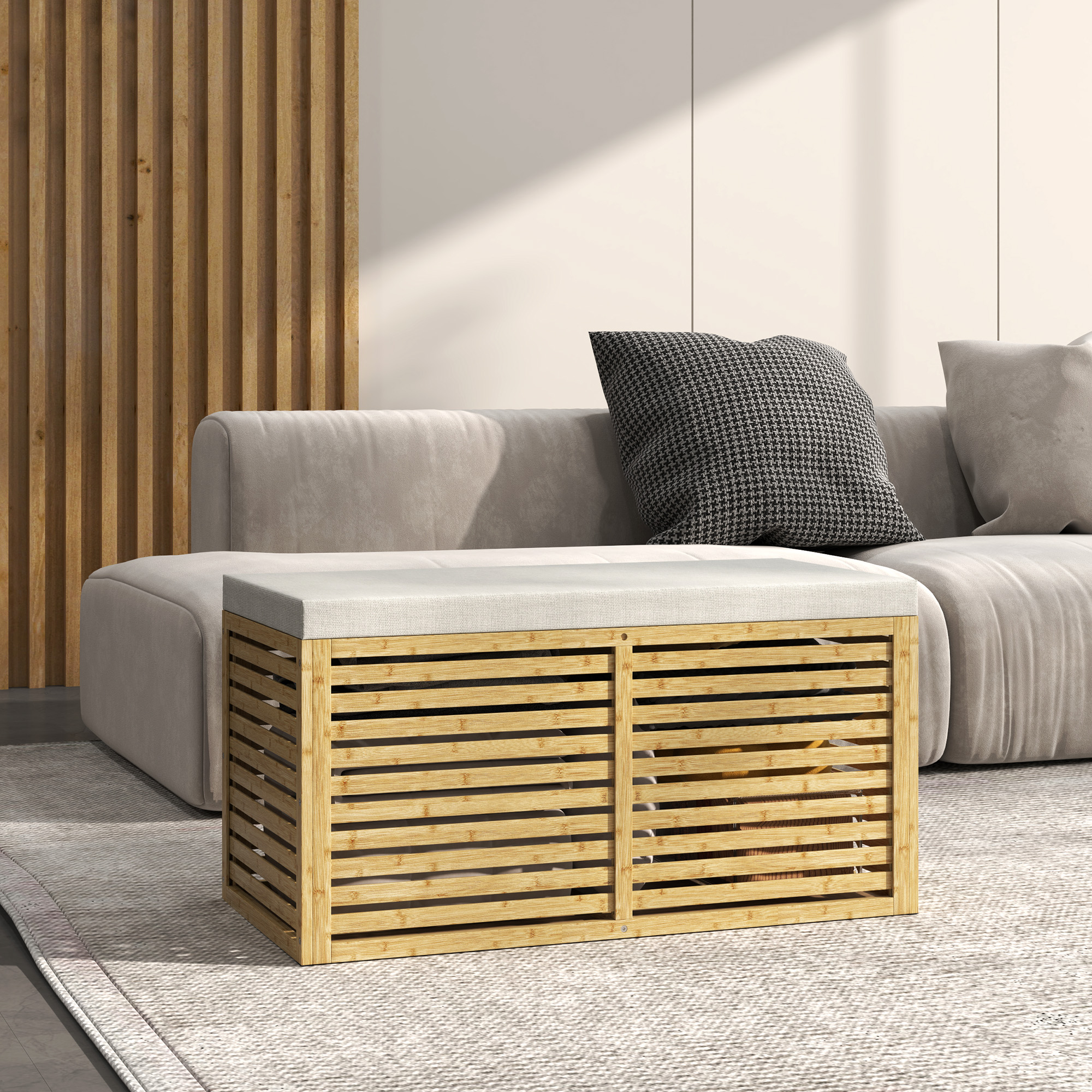 Un zapatero de madera con asiento acolchado, junto a un sofá.