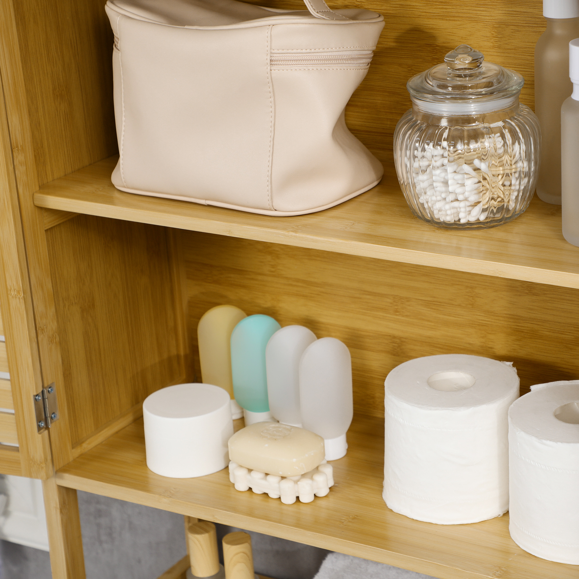 Estante de baño con neceser, bastoncillos de algodón, jabón y papel higiénico.