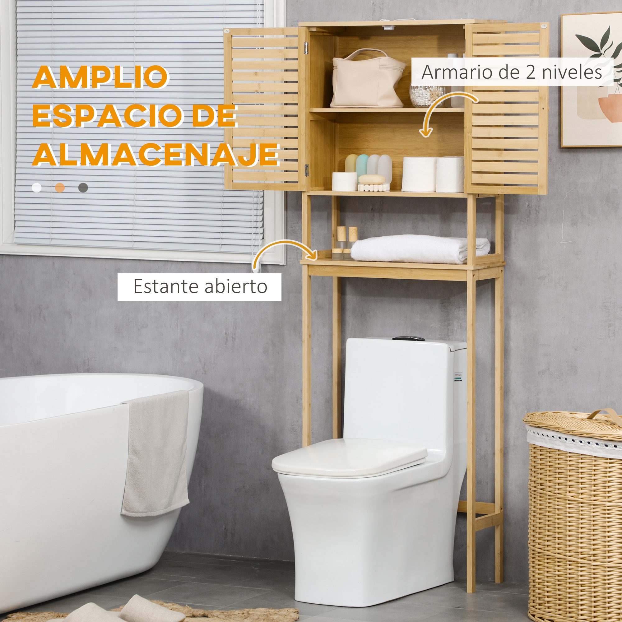 Baño con inodoro, bañera exenta y estantería de bambú.