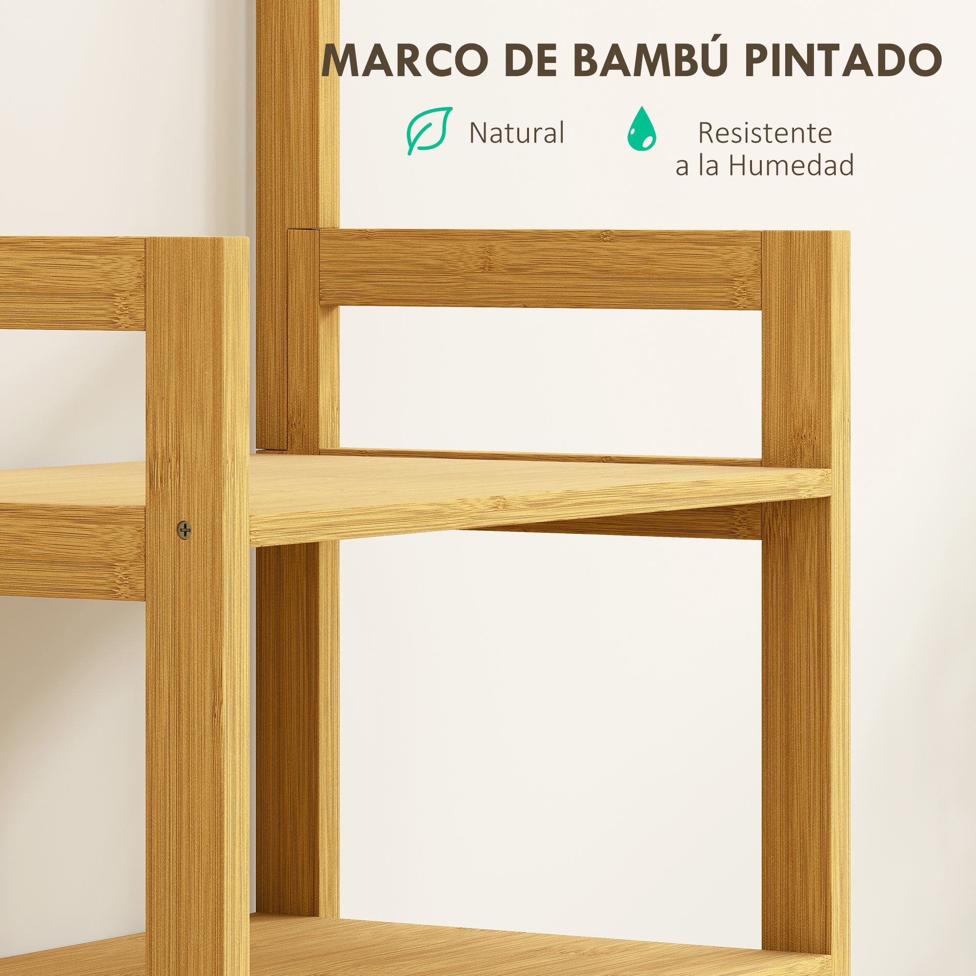 Un estante de bambú claro con dos niveles sobre fondo liso.