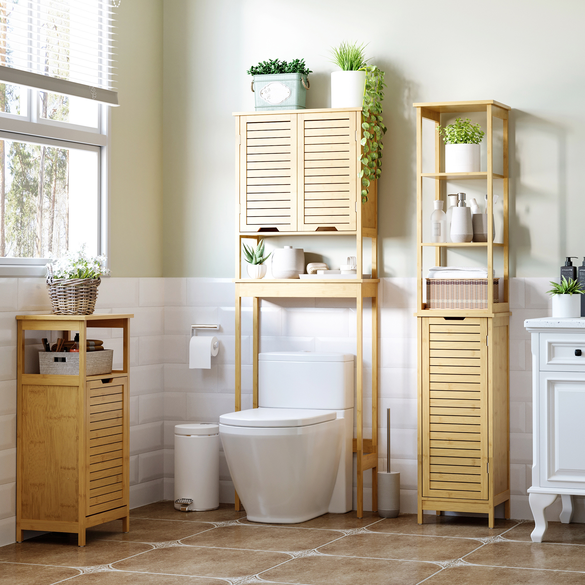 Un baño con muebles de madera, inodoro, papelera y plantas.