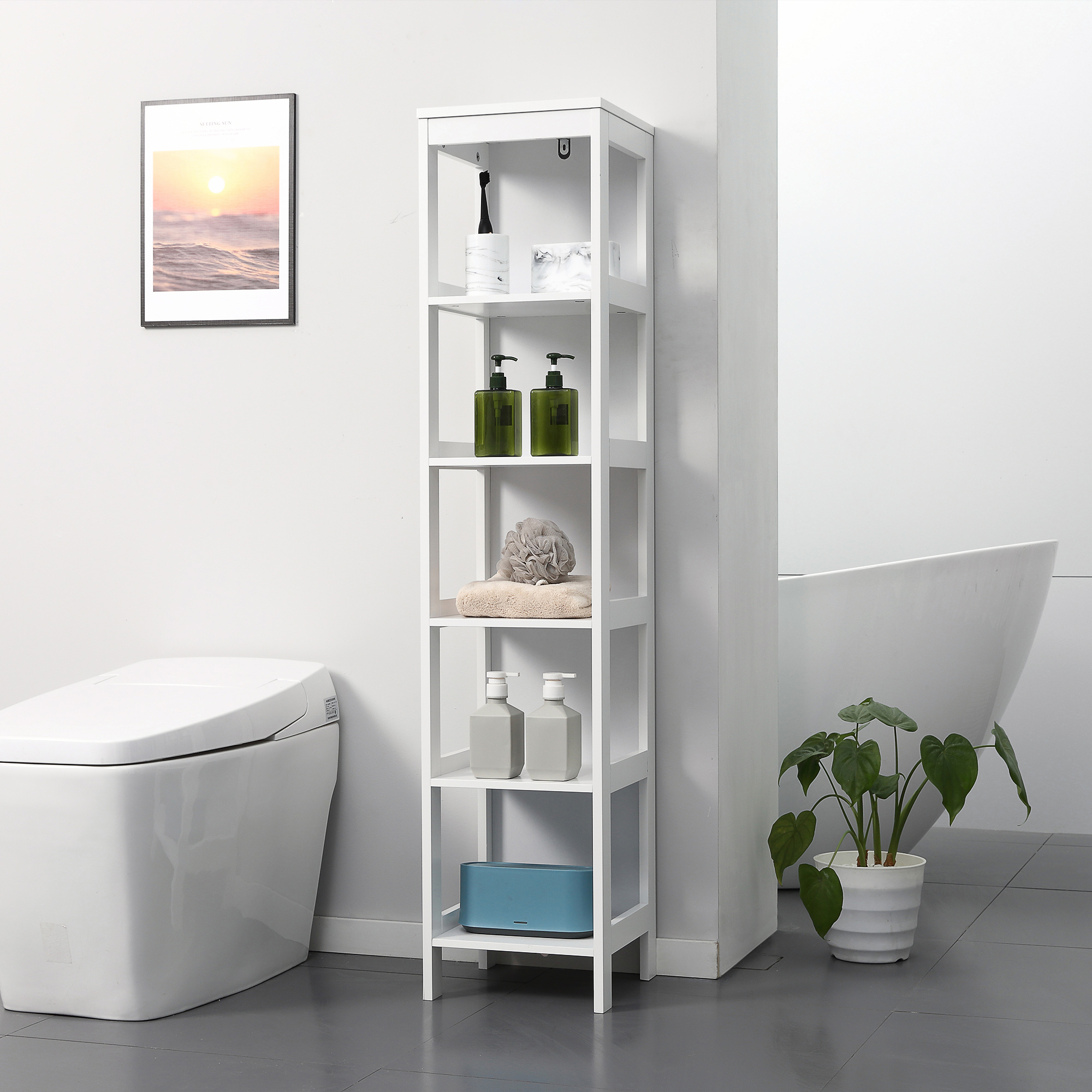 Un baño blanco con inodoro, estante, bañera y planta.