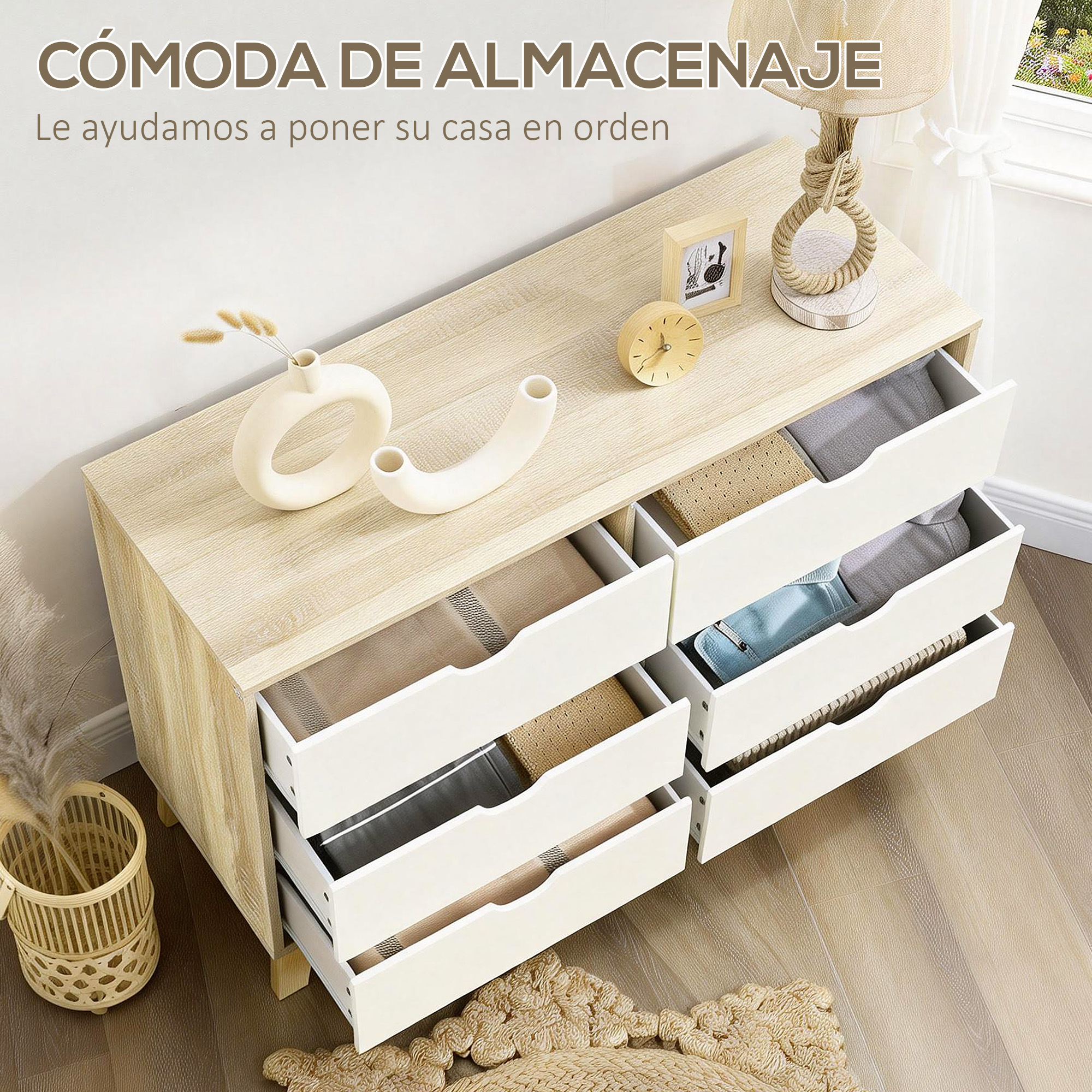 Cómoda de madera clara con seis cajones abiertos, decorada con jarrones y un reloj.