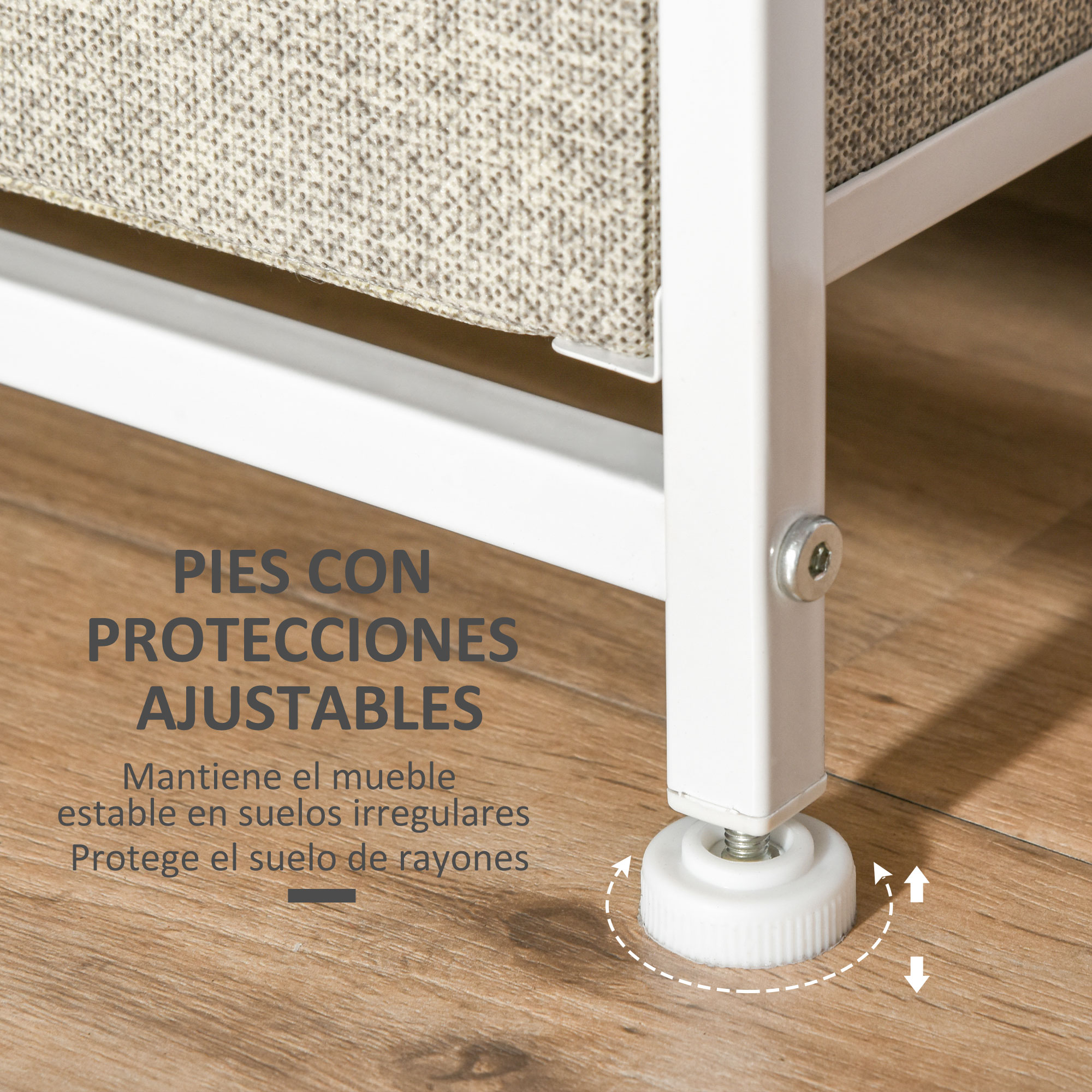 Pies blancos ajustables con protectores sobre suelo de madera.