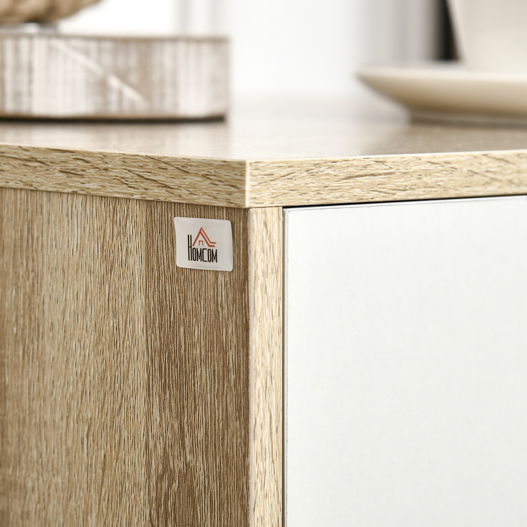 Parte de un mueble de madera con frente blanco y pegatina HOMCOM.