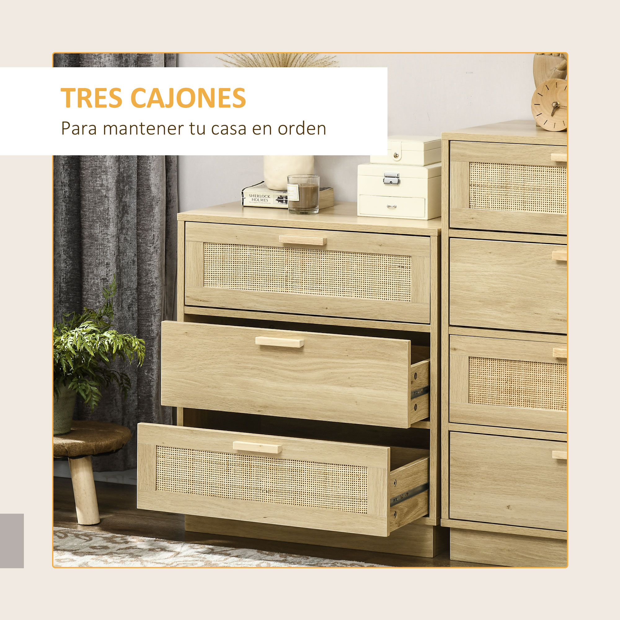 Cómoda de madera con tres cajones, uno abierto, con detalles de ratán.