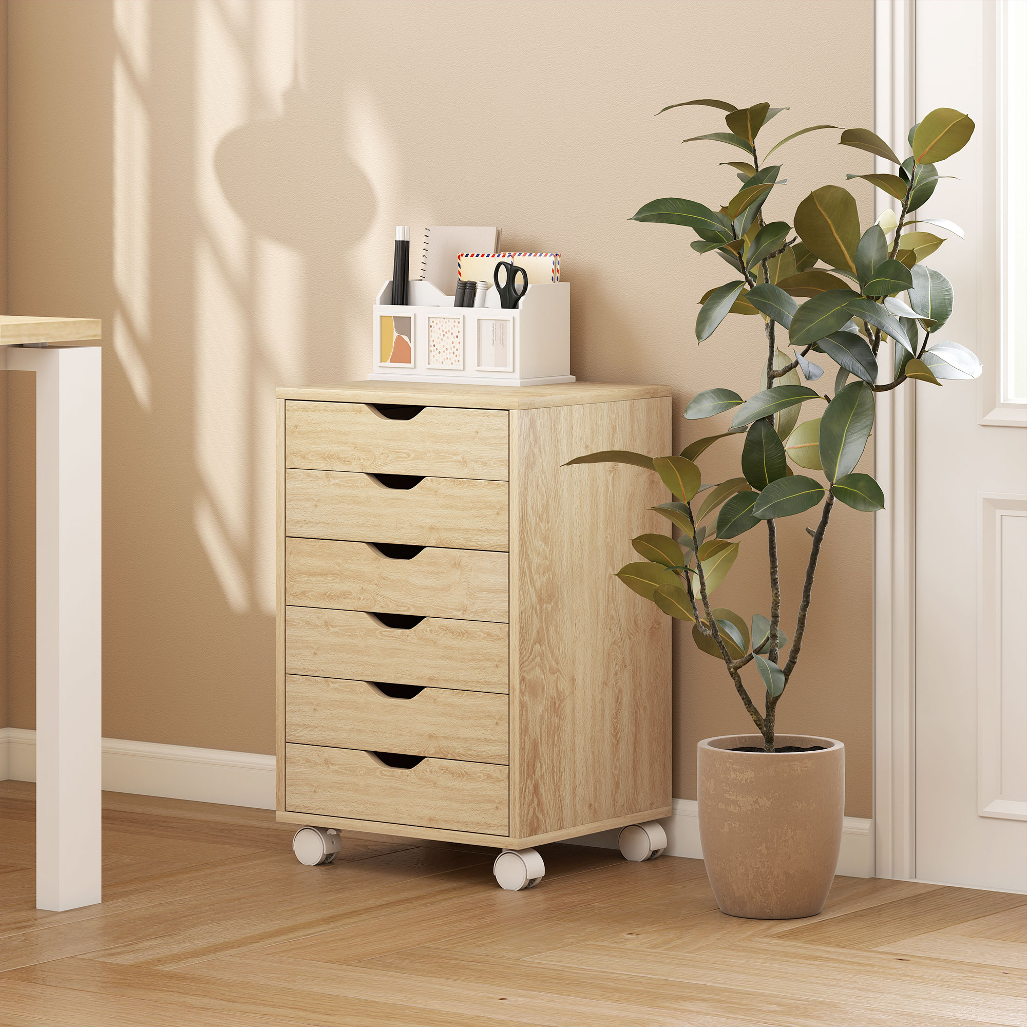 Armario de madera con cajones y material de oficina junto a una planta.
