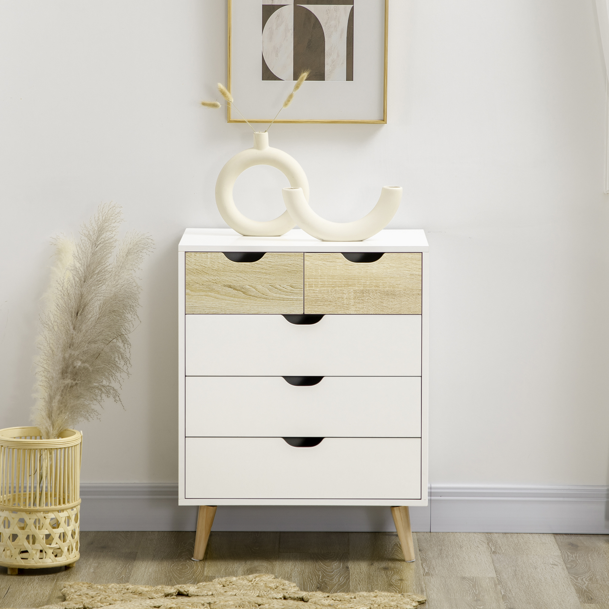 Cómoda blanca con detalles de madera, pasto de la pampa en cesta y jarrones.