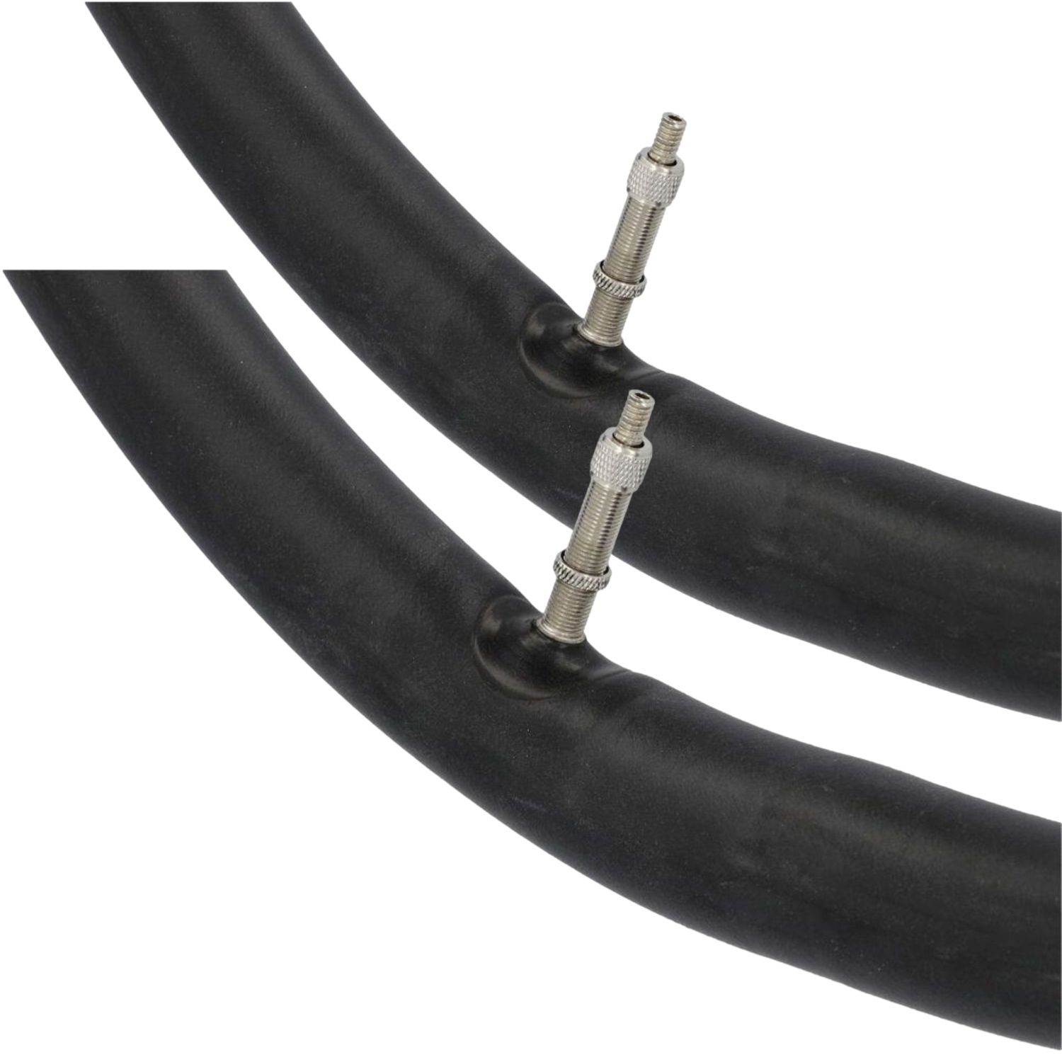 Zwei schwarze Fahrradschläuche mit Ventilen auf weißem Hintergrund.