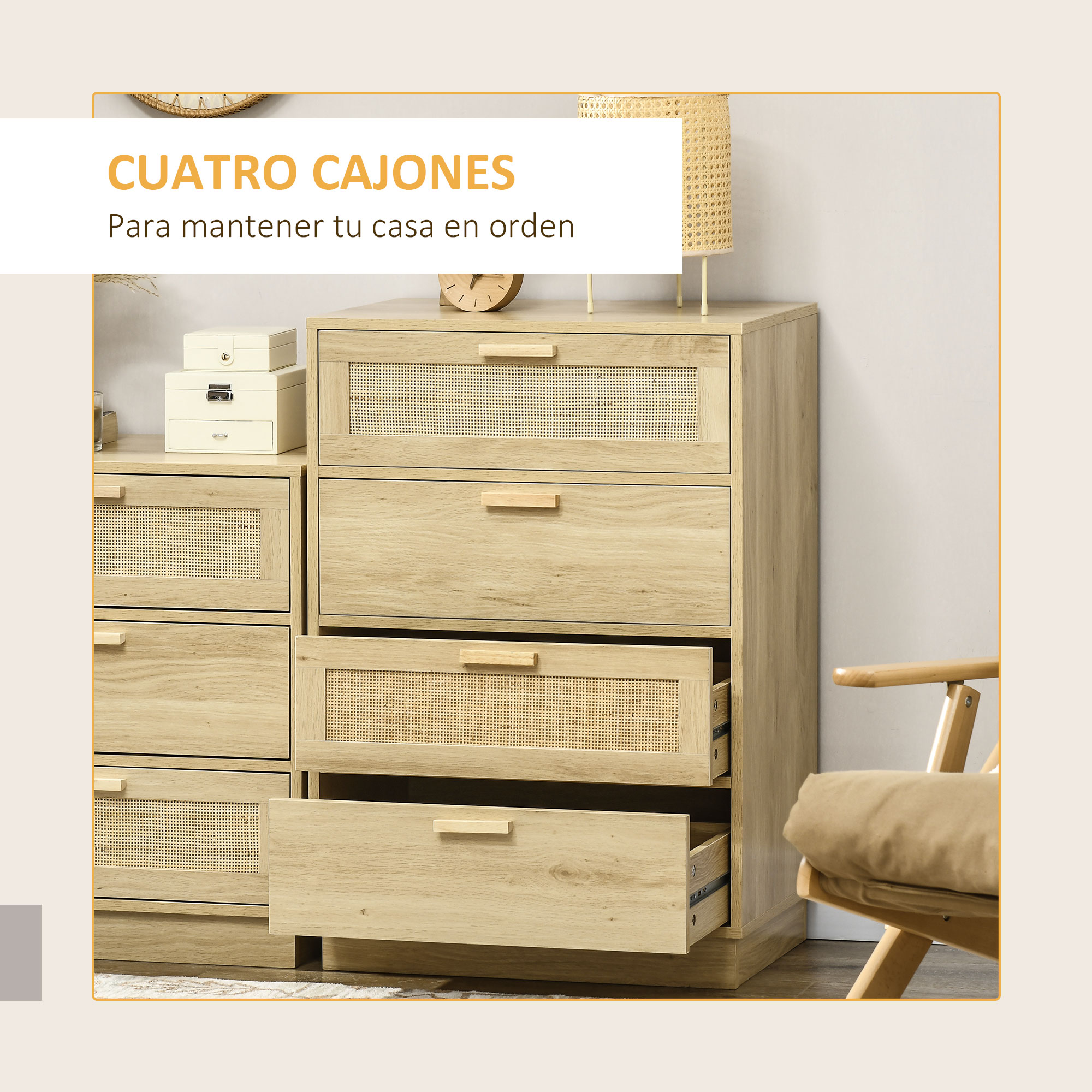 Cómoda de madera con frentes de ratán, un cajón está abierto. Al lado un sillón.