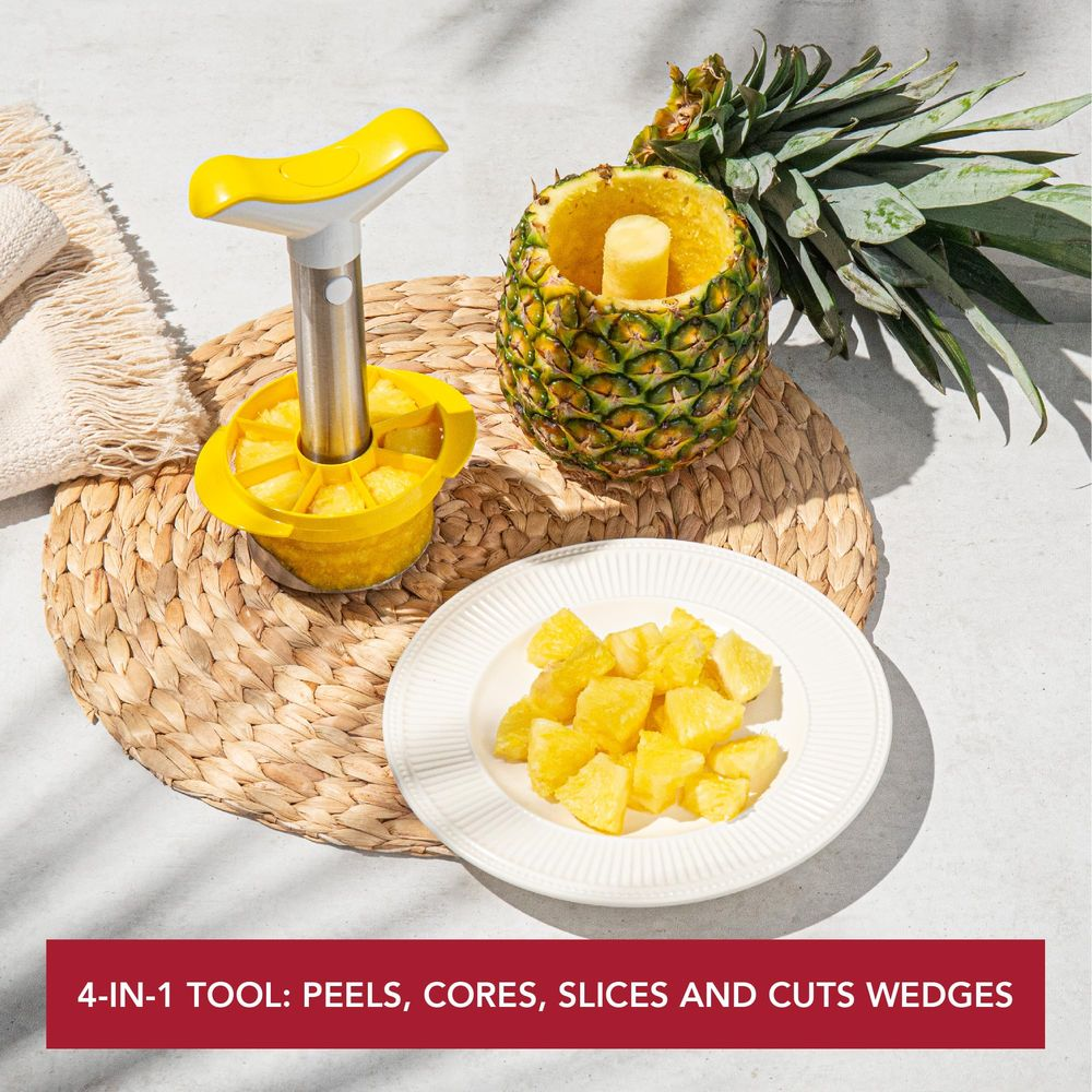Un tagli pineapple giallo con pezzi di ananas su un piatto.