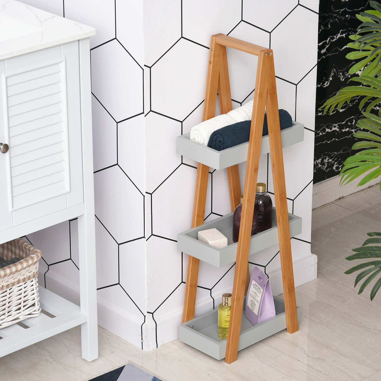 Estantería de madera con toallas, jabón y botellas contra pared de azulejos.