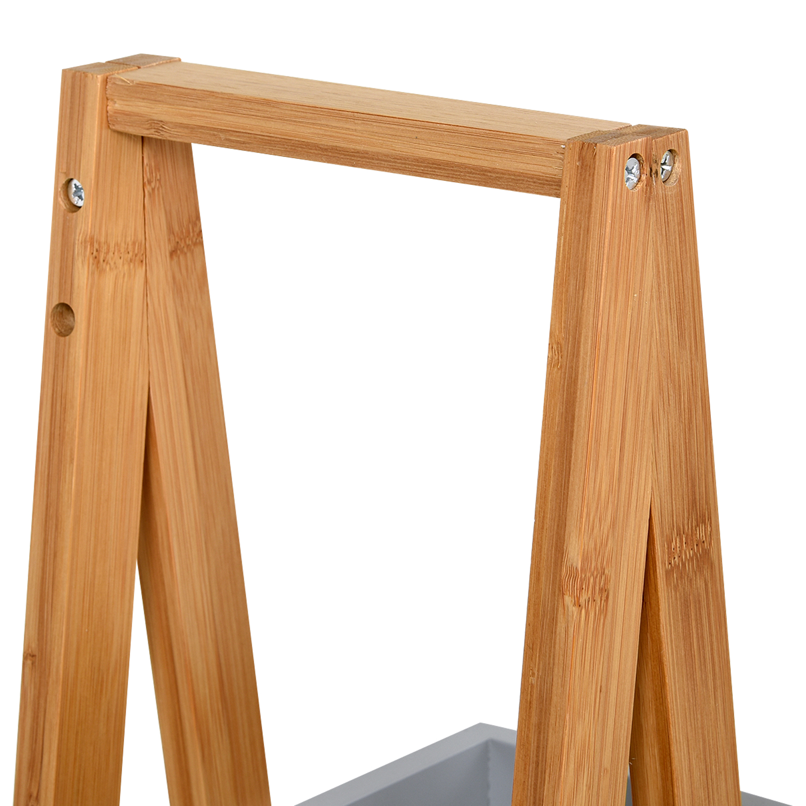 Primer plano de un soporte de madera de bambú con tornillos y un contenedor gris.