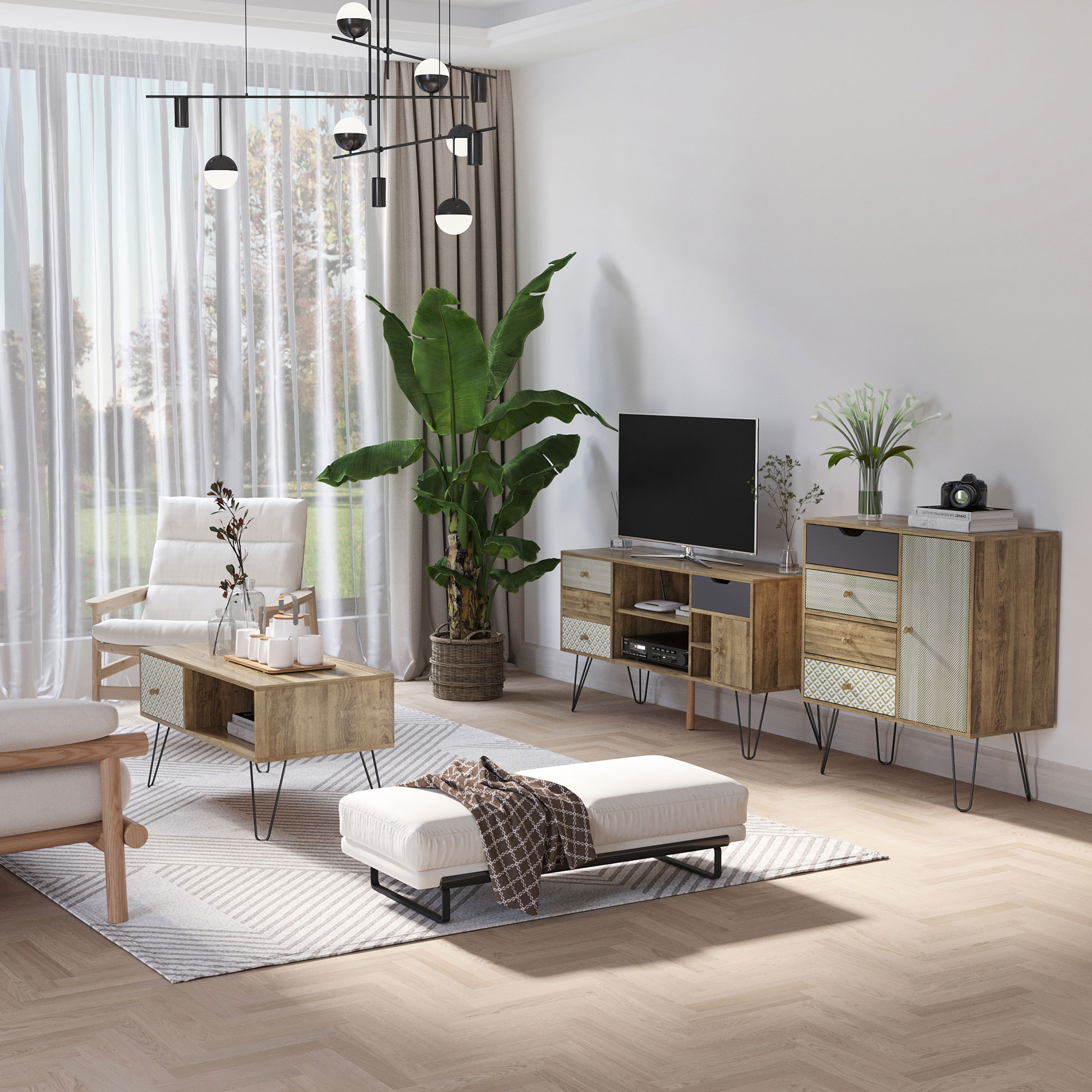 Una sala de estar con sofá, mesa de centro y mueble de TV, con grandes ventanas.